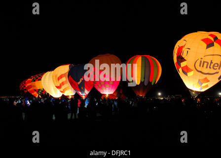 Albuquerque, NM, USA. 6. Oktober 2013. Ballons füllen den morgendlichen Himmel Sonntag, 6. Oktober 2013 während der Albuquerque International Balloon Fiesta in Alb. New-Mexico. Mehr als 500 Ballons gefüllt der Himmel heute Morgen. Bildnachweis: Brian Winter/Alamy Live-Nachrichten Stockfoto