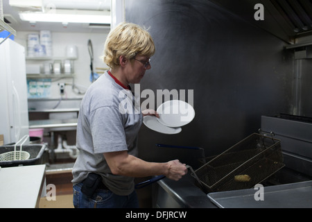 Amanda Maybeck Köche Fisch-Taco in Champlin Fischrestaurant Stockfoto