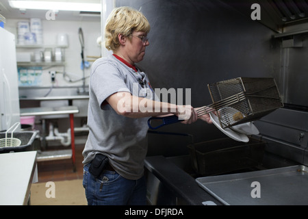 Amanda Maybeck Köche Fisch-Taco in Champlin Fischrestaurant Stockfoto