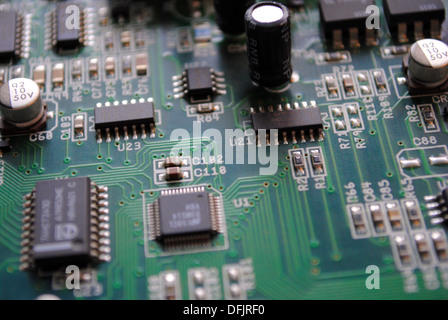 Die Computer elektronische Karte mit Chips, Mikroprozessoren, Transistoren, Entdecker und andere elektronische Bauteile. Stockfoto