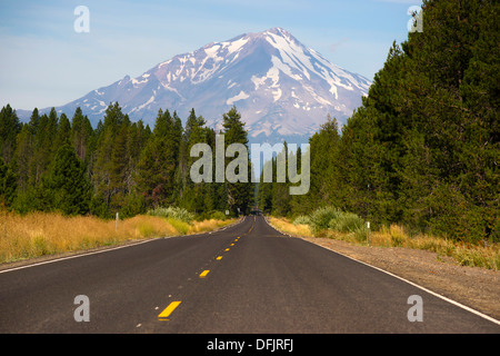 Zwei Lane Straße Köpfe west in Kalifornien Berglandschaft Stockfoto