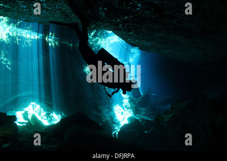 Taucher in Chacmool Cenote, Playa del Carmen, Mexiko Stockfoto