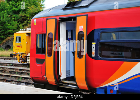 East Midlands Züge regionalen Personenzug wartet am Bahnhof Leicester mit seinen Türen geöffnet. Stockfoto