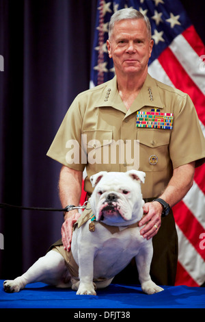 Kommandant des Marine Corps General James F. Amos, posiert für ein Foto mit ausgehenden Marinekorps Maskottchen, Sgt. Chesty XIII während seiner Pensionierung Zeremonie in Crawford Hall an die Marine Barracks Washington 28. August 2013 in Washington, D.C. Chesty XIII als das Marinekorps-Maskottchen fünf Jahre lang bekleidete. Stockfoto