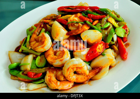 Geschmack von Thailand - Stinky Bohnen rühren gebraten in roter Curry-Paste mit Garnelen Stockfoto