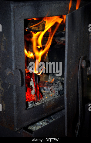 Brennholz in den gemauerten Ofen brennen Stockfoto