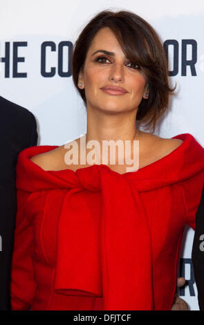 London, UK. 5. Oktober 2013. Spanische Schauspielerin Penelope Cruz stellt bei dem Fototermin für den Film "Die Berater" an Hotel Dorchester in London, Großbritannien, am 5. Oktober 2013 zu fördern. Foto: Hubert Boesl Credit: Dpa picture-Alliance/Alamy Live News Stockfoto