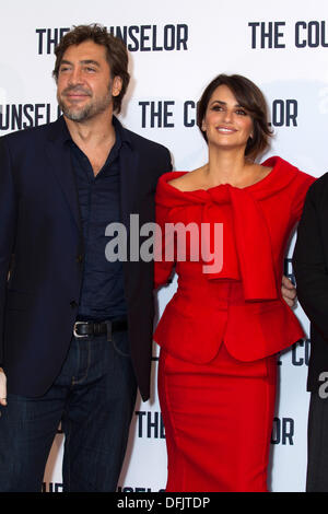 London, UK. 5. Oktober 2013. Spanische Schauspieler Javier Bardem und Penelope Cruz stellen bei dem Fototermin für den Film "Die Berater" an Hotel Dorchester in London, Großbritannien, am 5. Oktober 2013 zu fördern. Foto: Hubert Boesl Credit: Dpa picture-Alliance/Alamy Live News Stockfoto