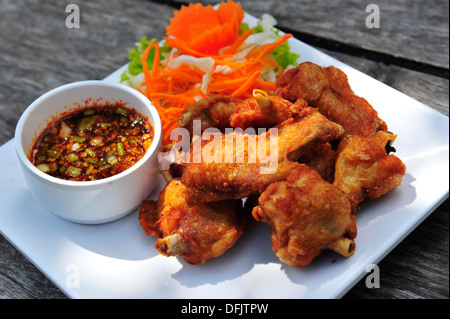 Geschmack von Thailand - Thai Fried Chicken Wings (Peek Gai Tod) mit einem Chili-dip Stockfoto