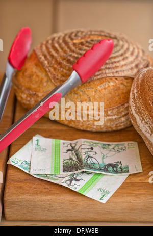 Eine handwerkliche Bäckerei in Bristol mit Großbritanniens erste Stadt breit Landeswährung - Bristol-Pfund - Stillleben mit einem Bristol-Pfund Stockfoto