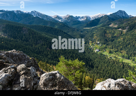 Die Westliche Tatra von nosal Gipfel gesehen. Polen. Unten im Tal kuznice-Station der Seilbahn. Stockfoto