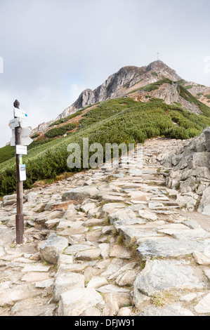 Route auf giewont. giewont am bekanntesten ist und am Berg in Polen besucht. Sichtbar das Berühmte Kreuz auf dem Gipfel des Berges Stockfoto