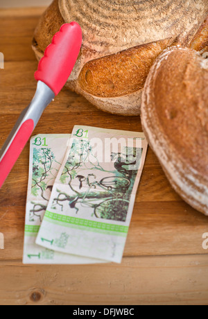 Eine handwerkliche Bäckerei in Bristol mit Großbritanniens erste Stadt breit Landeswährung - Bristol-Pfund - Stillleben mit einem Bristol-Pfund Stockfoto