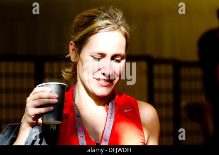 Hyde Park London, UK. 6. Oktober 2013.  BBC-Moderator Sophie Raworth besucht den königlichen Stiftung Halbmarathon am Hyde Park Credit: Amer Ghazzal/Alamy Live-Nachrichten Stockfoto
