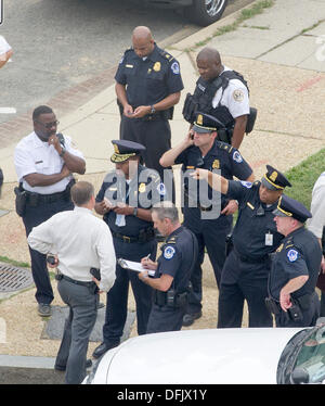 United States Capitol Police Beamten in ein improvisiertes Kommandozentrale außerhalb der Hart Senate Office Building nach Berichten von einer Schießerei auf dem Capitol Hill in Washington, D.C. auf Donnerstag, 3. Oktober 2013. Bildnachweis: Ron Sachs / CNP (Einschränkung: NO New York oder New Jersey Zeitungen oder Zeitschriften in einem Umkreis von 75 Meilen von New York City) Stockfoto