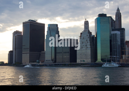 Östlichen Skyline von Downtown Manhattan Financial District von gesehen über den East River in Brooklyn, NY, USA. Stockfoto