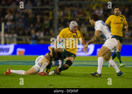 Rosario, Santa Fe, Argentinien. 5. Oktober 2013. Rugby-Meisterschaft Befestigung zwischen Argentinien und Australien. Estadio Gigante de Arroyito. Ben Mowen in Angriff genommen. Bildnachweis: Aktion Plus Sport/Alamy Live-Nachrichten Stockfoto