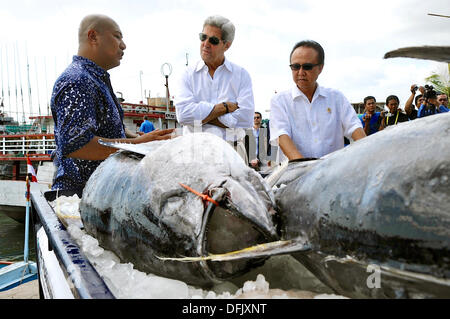 US Staatssekretär John Kerry als Aditya Utama, Direktor der nichtstaatlichen Organisation Angeln und Programm und Sharif Cicip Sutardjo, indonesische Minister für Marine und Fischerei leben hört bieten ein Briefing auf eine nachhaltige Thunfisch Fangeinsatz unterstützt von USAID 6. Oktober 2013 in Bali, Indonesien. Stockfoto