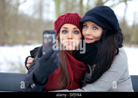 Freunde mit Kamera-Handy Spaß durch Grimassen Stockfoto