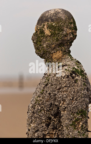 Skulptur von Antony Gormley ein weiterer Ort Crosby Strand Stockfoto