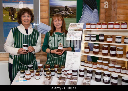 Die Firma Bowland fiel, Preston, UK 6. Oktober, 2013. Damen von Garstang Country Market an Bowland Besucherzentrum Apple Tag mit Apple Weinprobe, Identifikation, Stände, Marmeladen, Chutneys, von den Freunden der Firma Bowland und Beacon fiel vorgestellt. Stockfoto