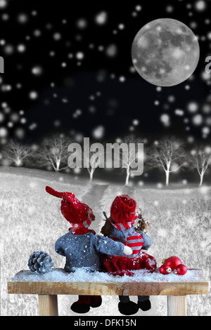 zwei Puppen in der Nacht in der Weihnachtszeit. Weihnachtsgeschichte. Stockfoto