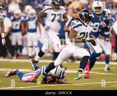 Indianapolis, Ohio, USA. 6. Oktober 2013. 6. Oktober 2013: Seattle Seahawks laufen wieder Marshawn Lynch (24) trägt den Ball und vermeidet die Bekämpfung von Indianapolis Colts frei Sicherheit Antoine Bethea (41) in der ersten Hälfte während die NFL-Spiel zwischen den Seattle Seahawks und die Indianapolis Colts im Lucas Oil Stadium in Indianapolis, Zoll-Credit: Csm/Alamy Live-Nachrichten Stockfoto