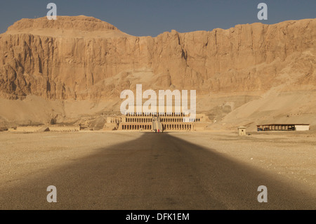 Die Straße bis der Tempel der Hatschepsut in Luxor, Ägypten. Stockfoto