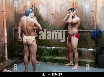 Indische Ringer Kolhapur unter der Dusche. Stockfoto
