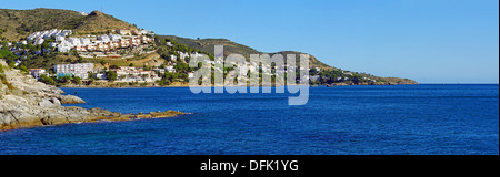 Costa Brava Küstenpanorama in der Nähe von Rosas Stadt, Mittelmeer, Katalonien, Spanien Stockfoto