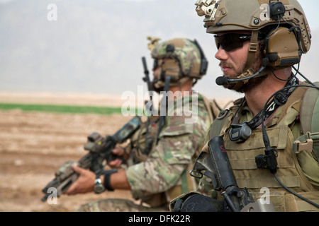 US Marine Corps Special Forces Kommandos Sicherheit während einer Patrouille 30. Oktober 2013 in Khak-E-Safed, Farah Provinz, Afghanistan. Stockfoto