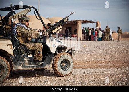 US Marine Corps Special Forces Kommandos Sicherheit aus einer Licht-taktische Geländewagen während einer Patrouille 15. Dezember 2013 in der Provinz Farah, Afghanistan. Stockfoto