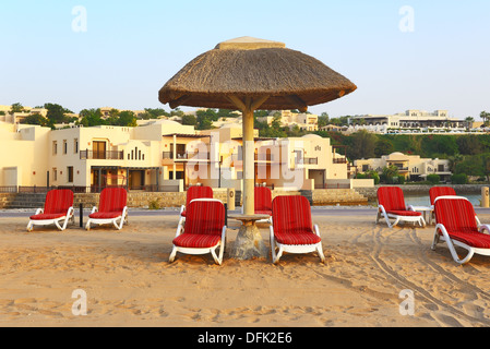 Strand des Luxushotels während des Sonnenuntergangs, Ras Al Khaima, Vereinigte Arabische Emirate Stockfoto