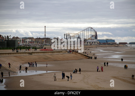 Auf der Suche nach Blackpool Front in Richtung South Pier Familien spielen am Strand und die Big One Achterbahn in der Ferne Stockfoto