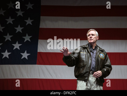 US Secretary Of The Navy Ray Mabus während eines Besuchs in Naval Base Kitsap Bremerton 6. Februar 2013 in Bremerton, WA. Stockfoto