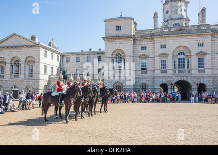 Montiert Royal Life Guards (Household Cavalry) zeremonielle Aufgaben bei Horseguards Parade, West End, London, UK Stockfoto
