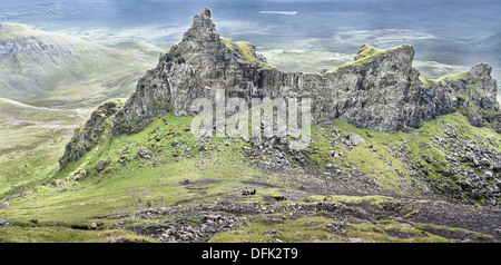 Der Gefängnis-Felsen im Quirang auf Trotternish am Staffin auf der Isle Of Skye in Schottland. Stockfoto