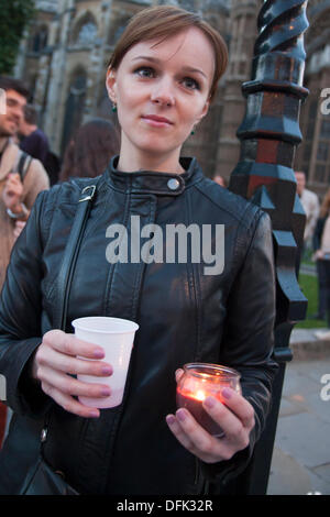 London, UK. 6. Oktober 2013.  Dutzende von Rumänen in London halten einen Candle-Light-Protest in einer laufenden Kampagne gegen die vorgeschlagene "Cyanid" Goldmine in Rosia Montana, Transylvania. Bildnachweis: Paul Davey/Alamy Live-Nachrichten Stockfoto