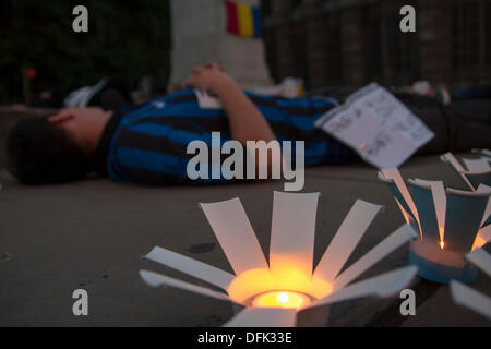 London, UK. 6. Oktober 2013.  Dutzende von Rumänen in London halten einen Candle-Light-Protest in einer laufenden Kampagne gegen die vorgeschlagene "Cyanid" Goldmine in Rosia Montana, Transylvania. Bildnachweis: Paul Davey/Alamy Live-Nachrichten Stockfoto