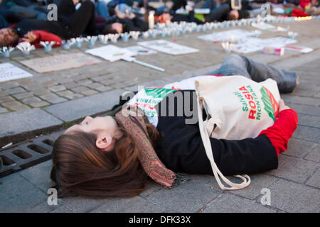 London, UK. 6. Oktober 2013.  Dutzende von Rumänen in London halten einen Candle-Light-Protest in einer laufenden Kampagne gegen die vorgeschlagene "Cyanid" Goldmine in Rosia Montana, Transylvania. Bildnachweis: Paul Davey/Alamy Live-Nachrichten Stockfoto