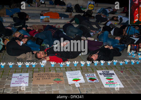 London, UK. 6. Oktober 2013.  Dutzende von Rumänen in London halten einen Candle-Light-Protest in einer laufenden Kampagne gegen die vorgeschlagene "Cyanid" Goldmine in Rosia Montana, Transylvania. Bildnachweis: Paul Davey/Alamy Live-Nachrichten Stockfoto