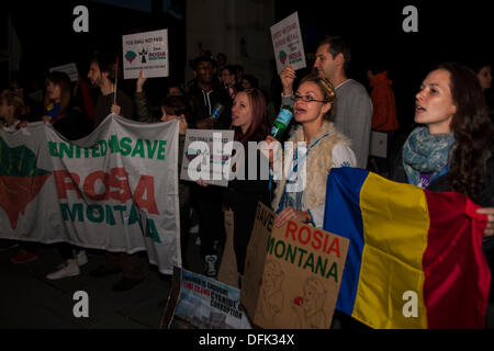 London, UK. 6. Oktober 2013.  Dutzende von Rumänen in London halten einen Candle-Light-Protest in einer laufenden Kampagne gegen die vorgeschlagene "Cyanid" Goldmine in Rosia Montana, Transylvania. Bildnachweis: Paul Davey/Alamy Live-Nachrichten Stockfoto