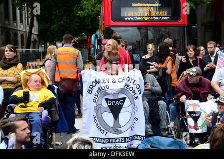 London, UK. 5. Oktober 2013. UK UnCut und Dpac für Behinderte gingen auf den Straßen von London heute auf die Straße außerhalb der Royal Courts of Justice in einem Versuch, die Entscheidung über die Prozesskostenhilfe überprüft Schneiden blockieren. Siehe Li / Alamy Live News Bildnachweis: siehe Li/Alamy Live News Stockfoto