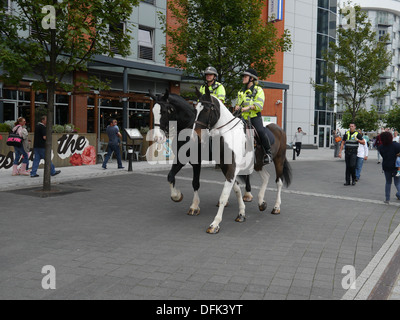 Zwei berittene Polizisten patrouillieren Gunwharf Quays in Portsmouth, hamsphire Stockfoto