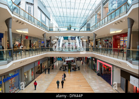 Eine interne Aufnahme von der Bullring Shopping Centre Mall befindet sich im Stadtzentrum von Birmingham. Stockfoto