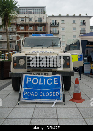 Hampshire Polizei Landrover hinter einer Polizei-Straße geschlossen anmelden vor ihm. Stockfoto