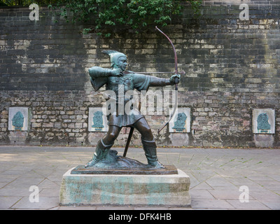 Bronzestatue von Robin Hood Pfeil und Bogen auf die Nottingham Castle im Vereinigten Königreich zu schießen. Stockfoto