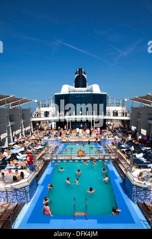 Schwimmbad an Bord Detail der Celebrity Eclipse ein Kreuzfahrtschiff Solstice Klasse von Celebrity Cruises betrieben Stockfoto