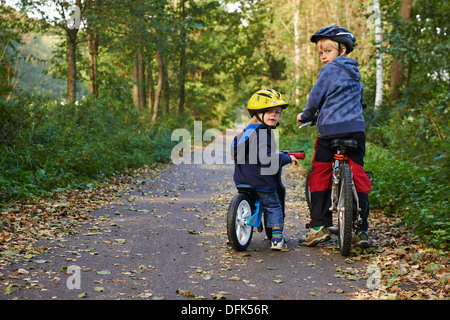 2 Kinder - Geschwister auf einer Fahrradtour Radweg Stockfoto