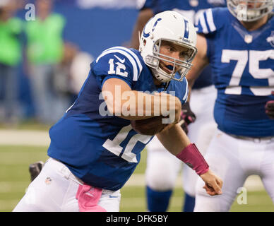 Indianapolis, OH, USA. 6. Oktober 2013. 6. Oktober 2013: Indianapolis Colts Quarterback Andrew Luck (12) trägt den Ball während der NFL-Spiel zwischen den Seattle Seahawks und die Indianapolis Colts im Lucas Oil Stadium in Indianapolis, IN. Die Indianapolis Colts gegen die Seattle Seahawks 34-28. Bildnachweis: Csm/Alamy Live-Nachrichten Stockfoto